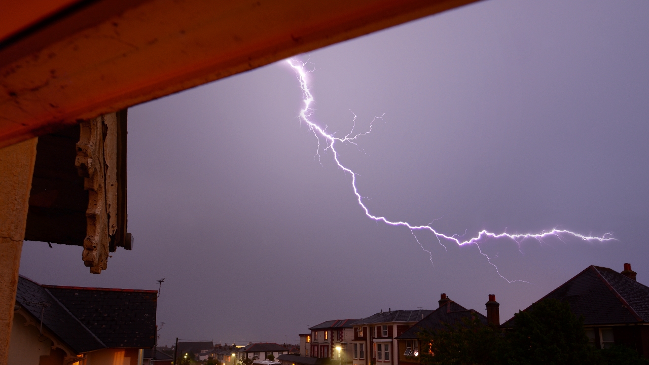 เตือนพายุฤดูร้อน ฉบับ 3 เช็กจังหวัดรับมือฝนฟ้าคะนอง ฟ้าผ่า 12-14 เม.ย. 68