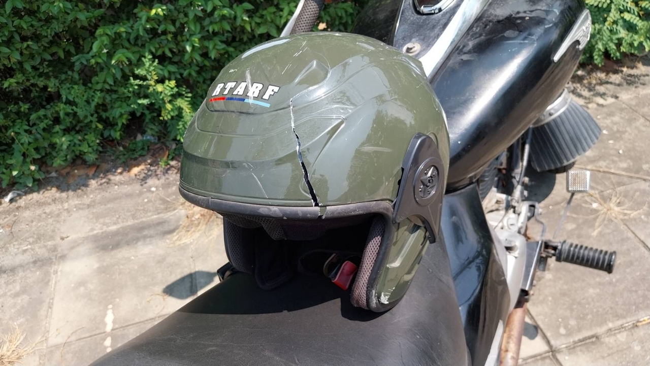 ล้อกระบะหลุด ร่วงตกสะพานใส่หัว อดีตท่านเจ้ากรมสารบรรณทหารสลบ หมวกกันน็อกแตก