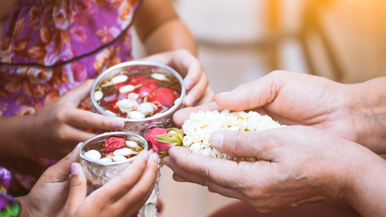 .สงกรานต์ 2568 นี้ รดน้ำดำหัวอย่างไร ให้ถูกต้องตามแนวทางปฏิบัติของประเพณี และประทับใจผู้ใหญ่.