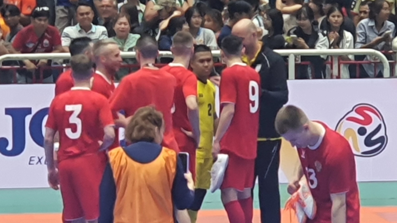 เกิดอะไรขึ้น "นักฟุตซอล-สตาฟฟ์รัสเซีย" ปรี่เข้าหา "นักฟุตซอลไทยคนเดียว" หลังชนะ 3-2 (คลิป)