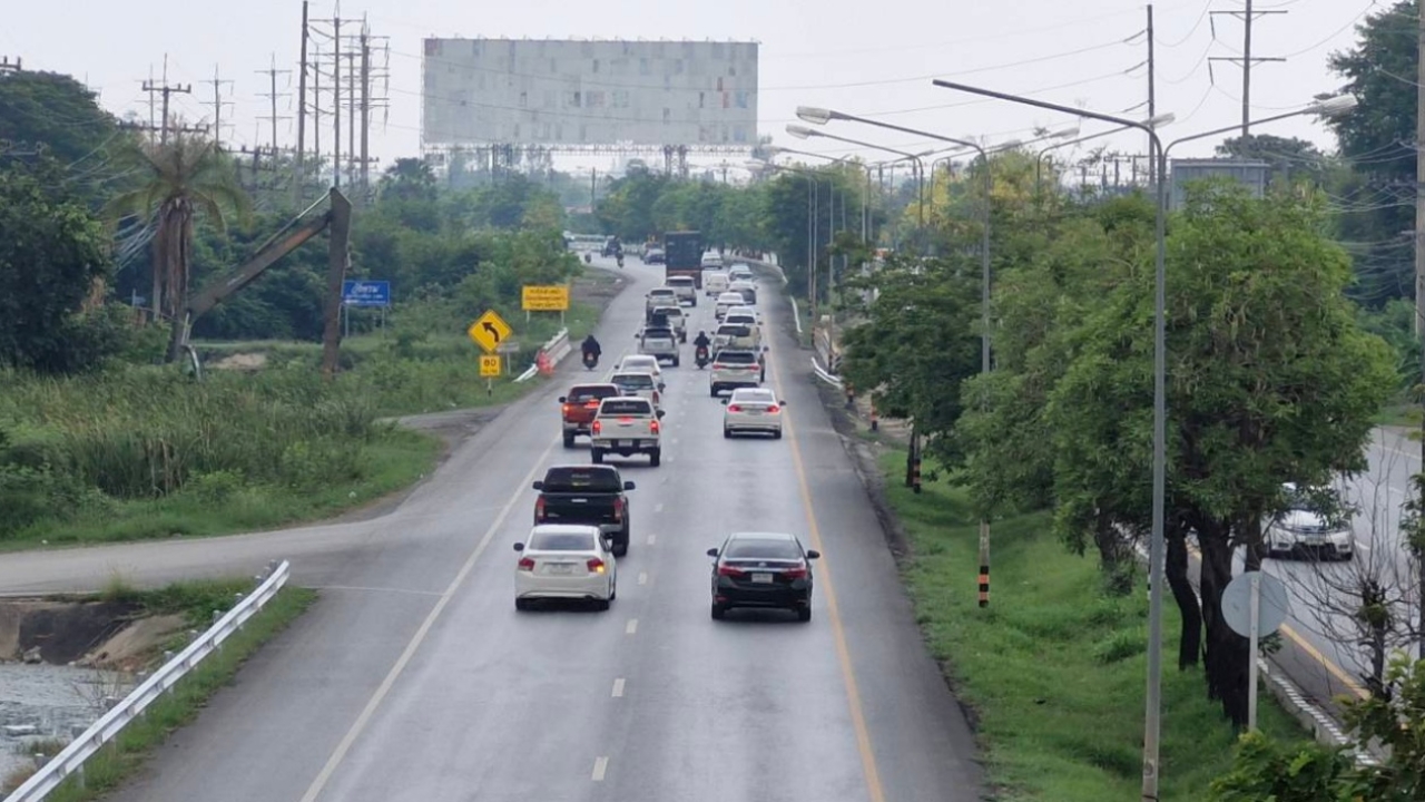 เปิดภาพมุมสูง คนแห่กลับบ้านช่วงสงกรานต์ ถนนมิตรภาพรถเริ่มหนาแน่น