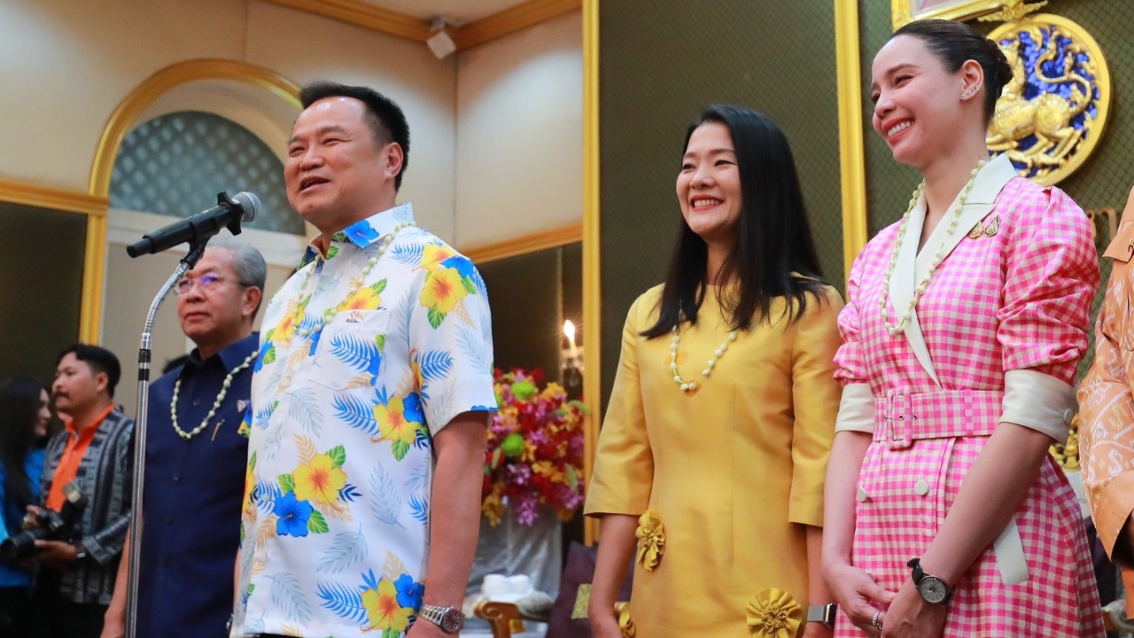 "มท.1" พา 2 สาวรัฐมนตรีช่วยมหาดไทย มารับพรรดน้ำดำหัววันสงกรานต์  