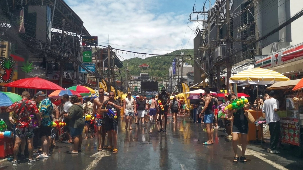 หาดป่าตองปิดวอล์กกิ้งสตรีท "บางลา" เล่นน้ำสงกรานต์ คาดสร้างรายได้ 2.6 หมื่นล้าน