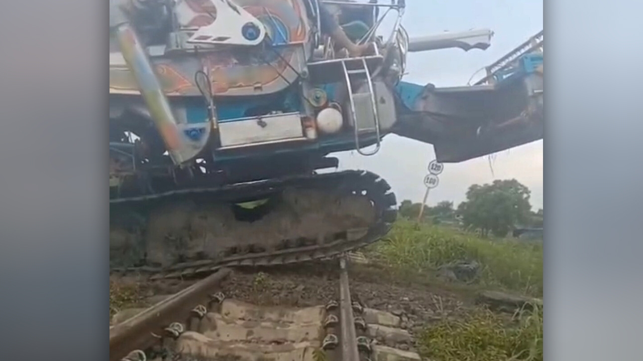 รฟท. เตือนอันตราย ลอบถมดินให้รถเกี่ยวข้าวข้ามทางรถไฟ เสี่ยงเกิดอุบัติเหตุ