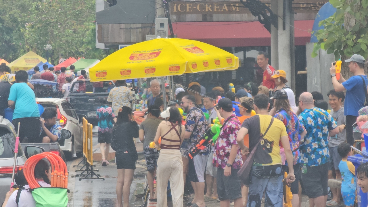 เริ่มแล้ว "สงกรานต์เชียงใหม่" คนออกมาเล่นสาดน้ำรอบคูเมือง ถนนท่าแพคึกคัก