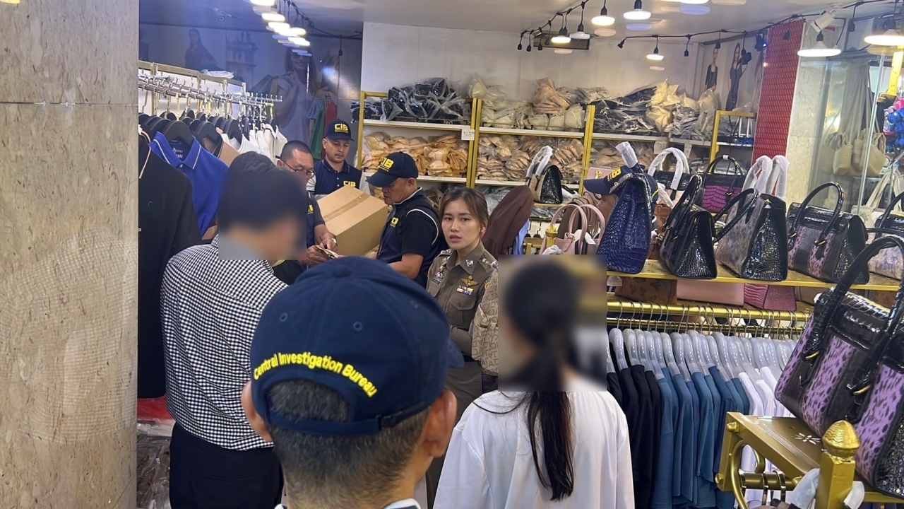 บุกล็อกตัวจีนเทา กลางห้างดังย่านประตูน้ำ ขายสินค้าปลอม เสื้อผ้า เครื่องประดับ ยันขนม