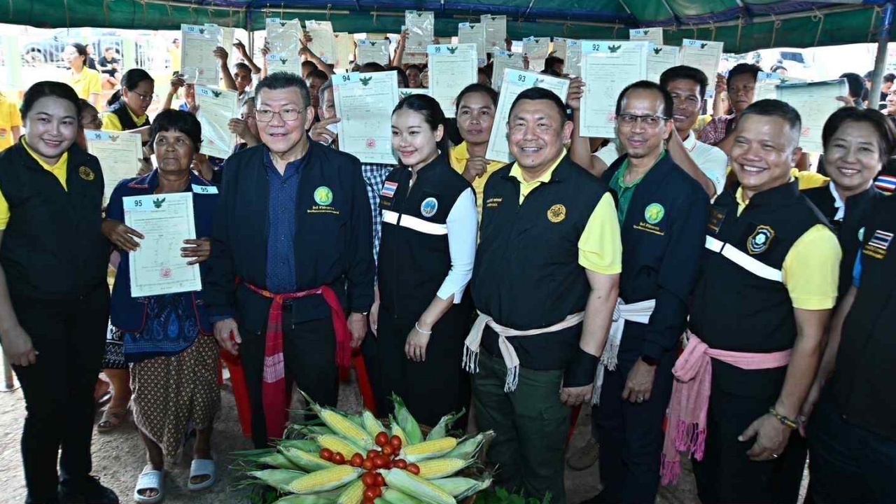รมช.เกษตรฯ ลงพื้นที่ จ.สกลนคร ลุยช่วยเกษตรกรเต็มสูบ