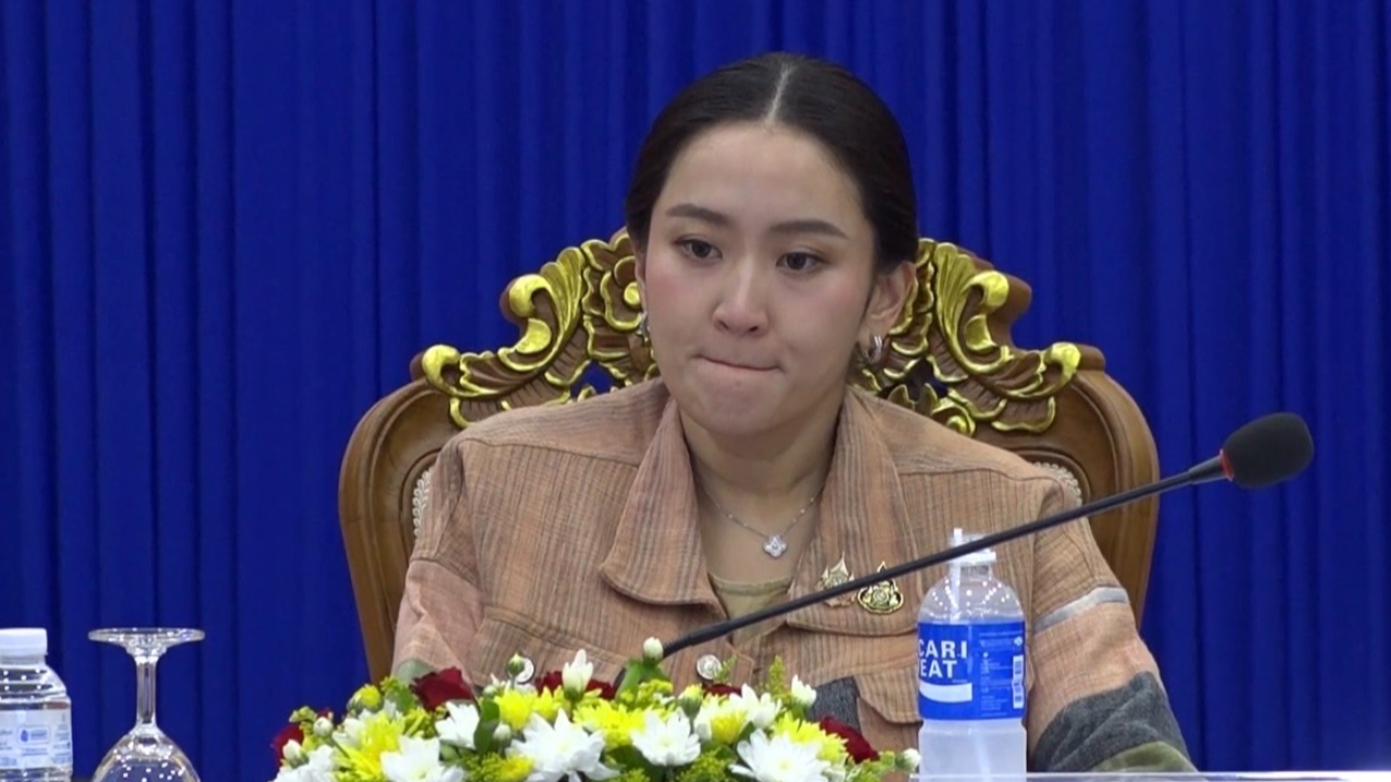 นายกฯ อิ๊งค์ หน้าซีด อิดโรย ไข้ขึ้น ต้องจิบน้ำเกลือแร่ ขณะมอบนโยบายยาเสพติด