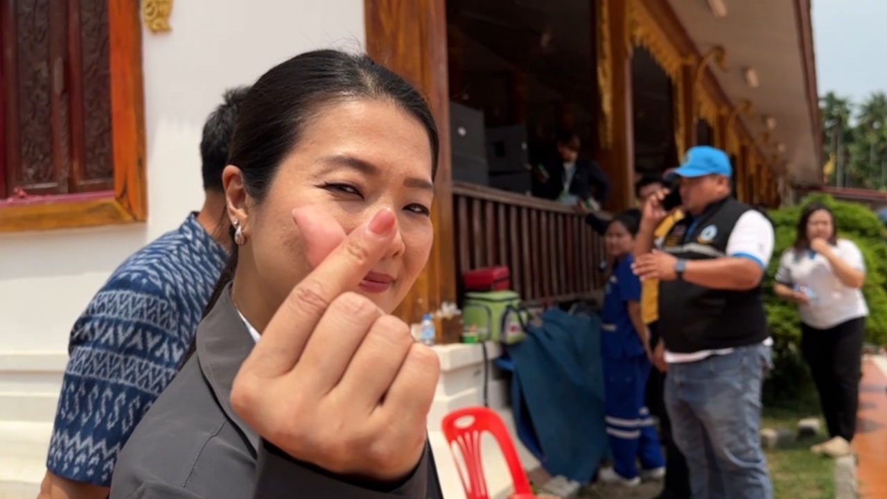 “ธีรรัตน์” ชูมินิฮาร์ต-ยิ้มสู้กระแสข่าวปรับออกจาก ครม.