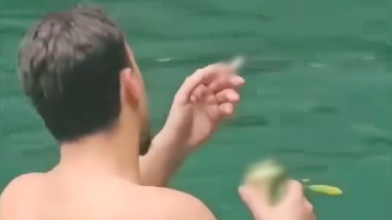 วิจารณ์สนั่น นักท่องเที่ยวต่างชาติ "สูบบุหรี่-กินเบียร์" กลางทะเลเกาะพีพี