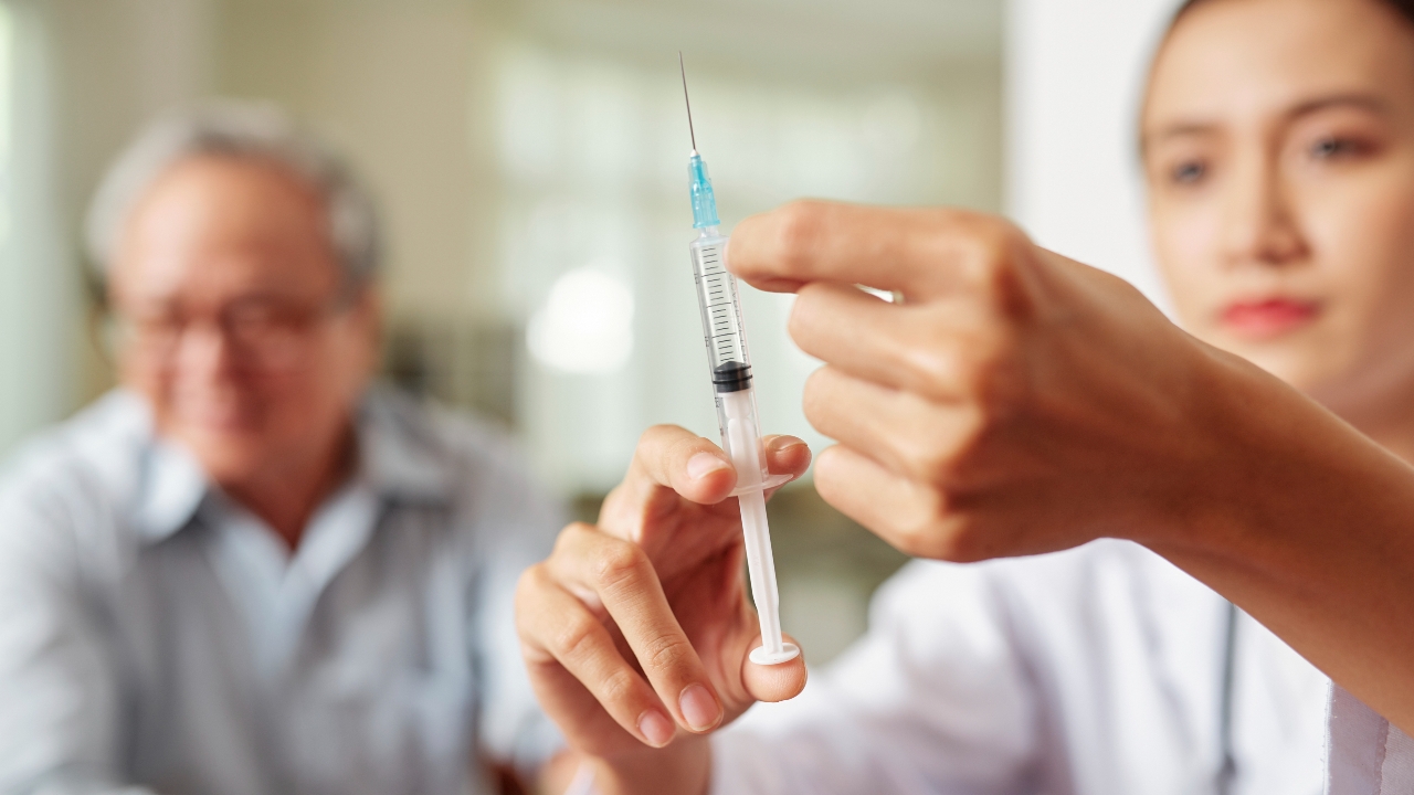 ฉีดวัคซีนไข้หวัดใหญ่ฟรี 2568 สำหรับผู้ประกันตน ม.33 และ ม.39 อายุ 50 ปีขึ้นไป