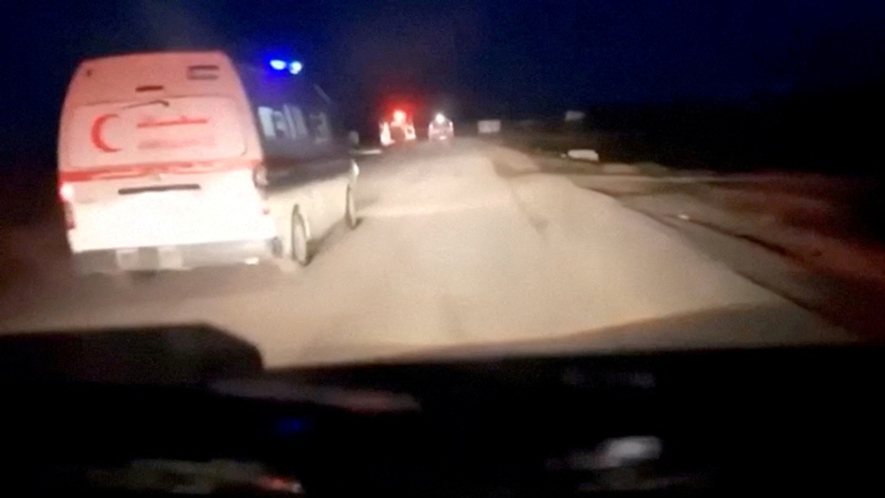 อิสราเอลปล่อยหน่วยกู้ชีพกาซา โดนจับในเหตุถล่มขบวนรถฉุกเฉิน 15 ศพ