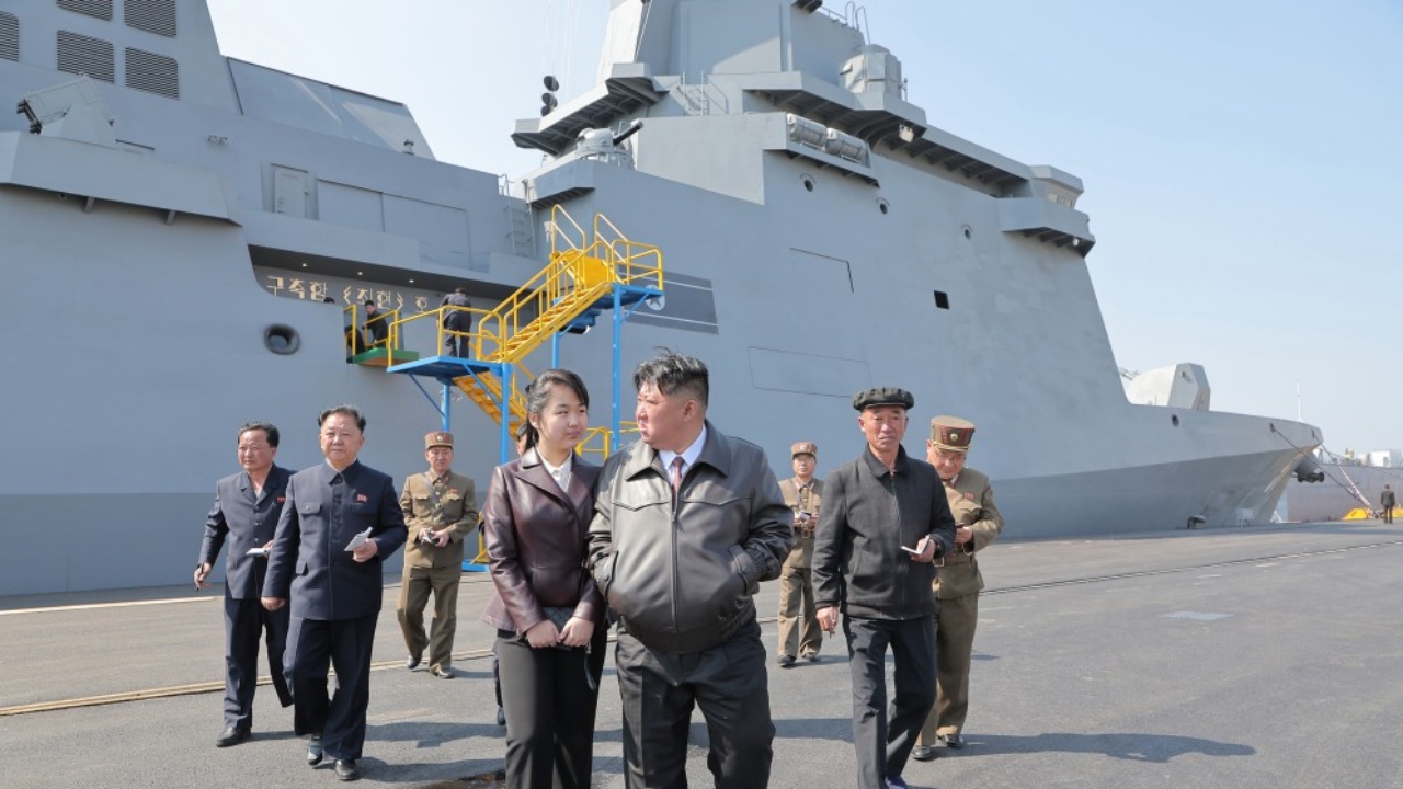 เกาหลีเหนือทดสอบยิงขีปนาวุธบนเรือรบพิฆาตลำใหม่เป็นครั้งแรก คิม จองอึนควงลูกสาวไปดูการทดสอบ
