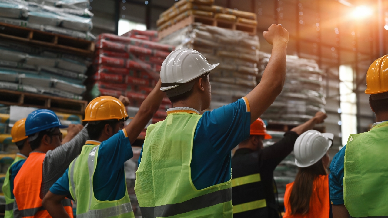 60 แคปชั่นวันแรงงานแห่งชาติขำๆ เพิ่มพลังใจ สร้างรอยยิ้มในวันหยุด