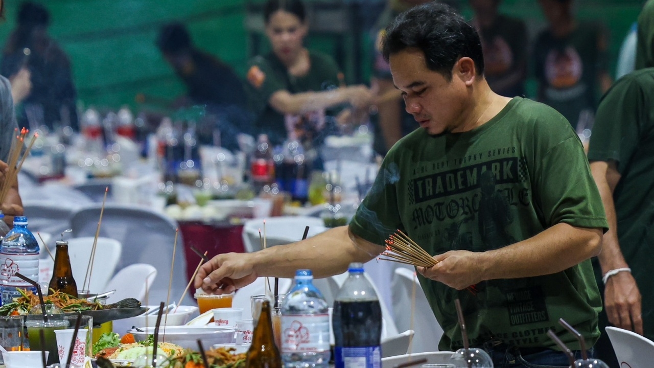 จัดเลี้ยงโต๊ะจีนผี อุทิศส่วนกุศล เหยื่อตึก สตง. ถล่ม "บิณฑ์" ไม่หวั่นดราม่า