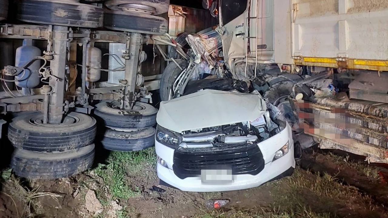 ไม่ทันถึงที่พัก พ่วง 18 ล้อพุ่งเสยเก๋ง นักท่องเที่ยวจีน ดับ 3 สาหัส 1 