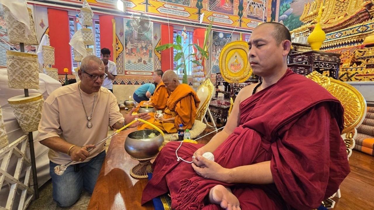 ตลกดังร่วมปลุกเสกพ่อแก่ ชี้ทางรวย จุดธูปมงคลได้เลขเด็ด งวด 2/5/68