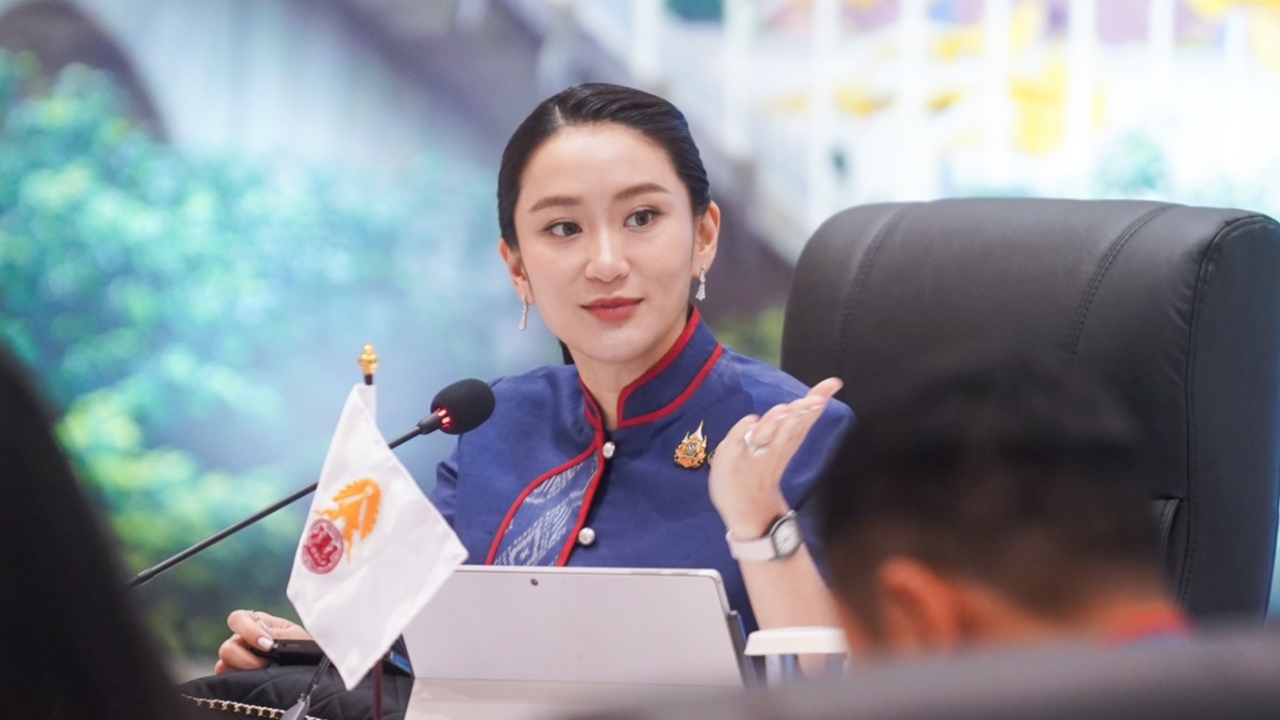 “นายกฯ อิ๊งค์” สวม “ชุดสีโคตบูร” นำถก ครม.สัญจรนครพนม