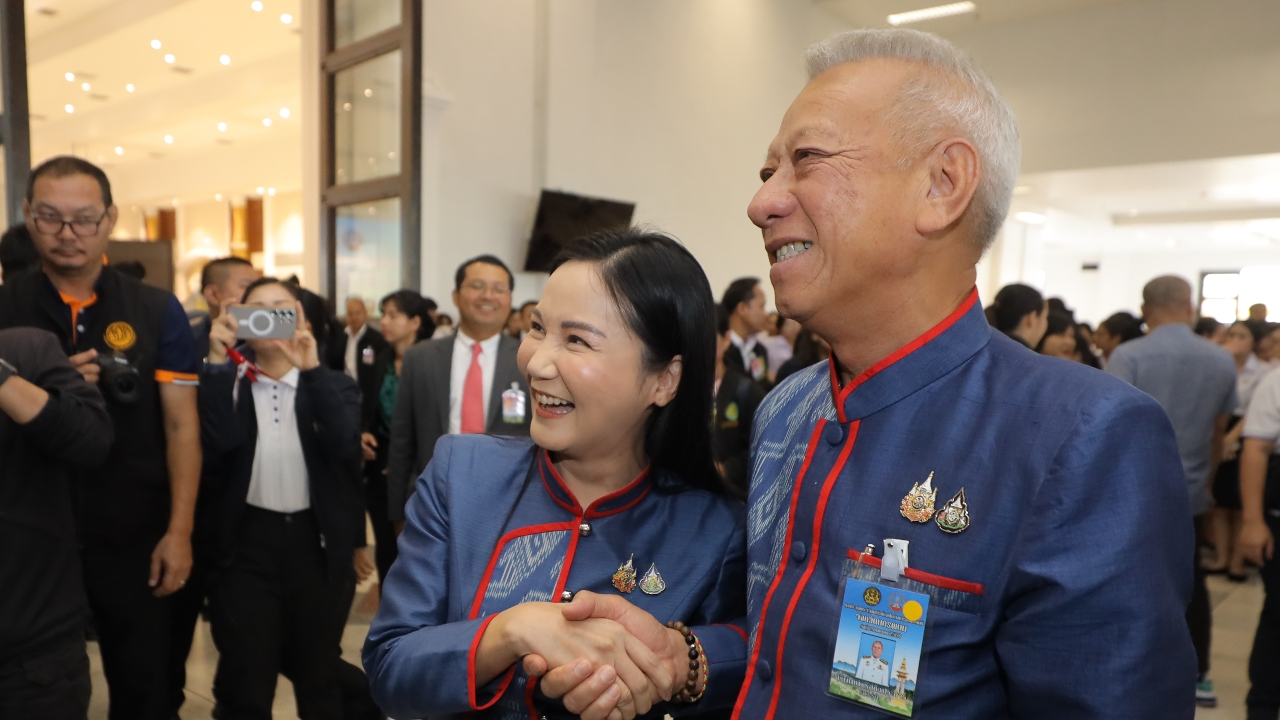 “นฤมล” ประกาศพรรคกล้าธรรมปักธงไม่ใช่แค่ภาคใต้- “พิพัฒน์” ชูมือร่วมยินดี