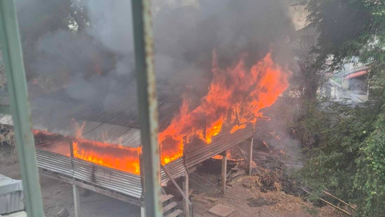 ยายช้ำใจ ญาติหลอนยาจุดไฟเผากอไผ่ ลุกลาม "บ้าน" ที่พ่อแม่ให้ วอดทั้งหลัง