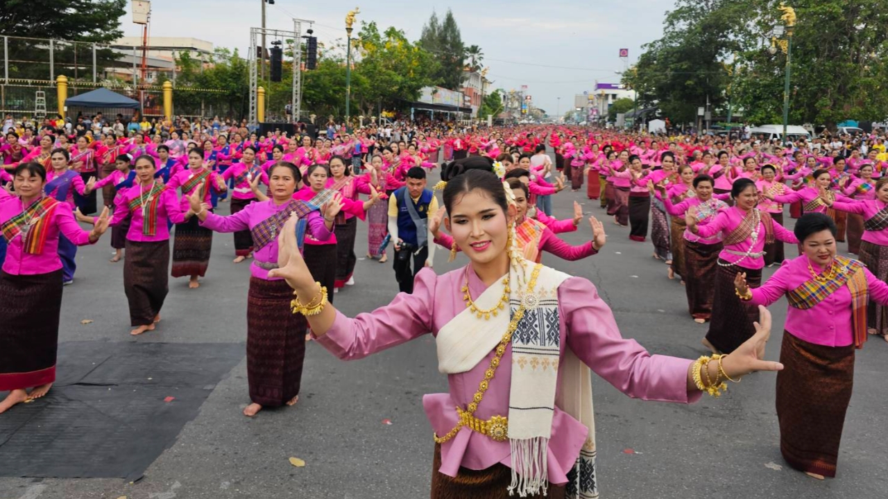 พลังศรัทธานับหมื่นรำถวาย "เจ้าพ่อพญาแล" ในงานประเพณีบุญเดือน 6