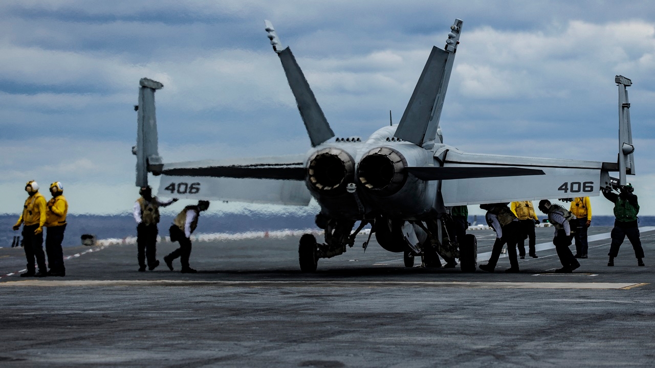 สหรัฐฯ เสียเครื่องบินรบ F/A-18 ตกจากเรือบรรทุกเครื่องบินสูญหายในทะเล