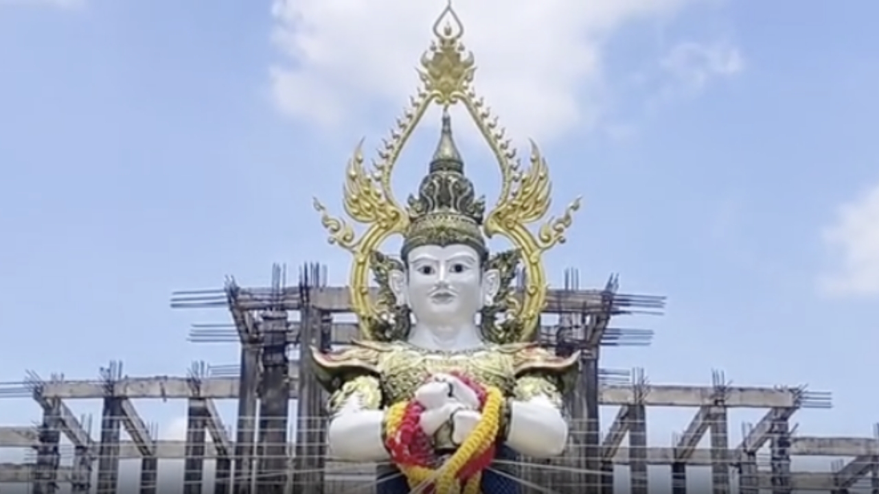 ชาวบ้านแห่ขอโชค "ท้าวเวสสุวรรณปรางค์หน้าเทพ" จุดธูปเลขเด็ด 2/5/68 ลุ้นเฮง