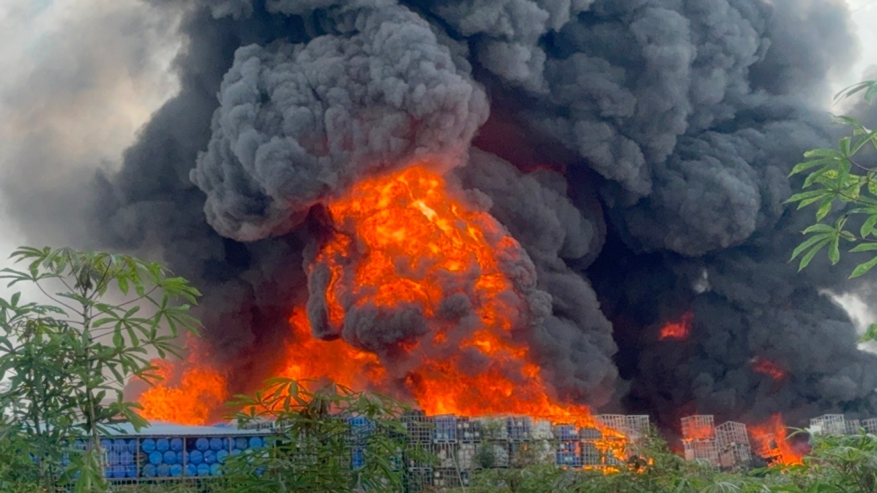 ยังดับไม่ได้ ไฟไหม้โกดังเก็บพลาสติก อ.พนมสารคาม จ.ฉะเชิงเทรา ระดมรถช่วย 30 คัน