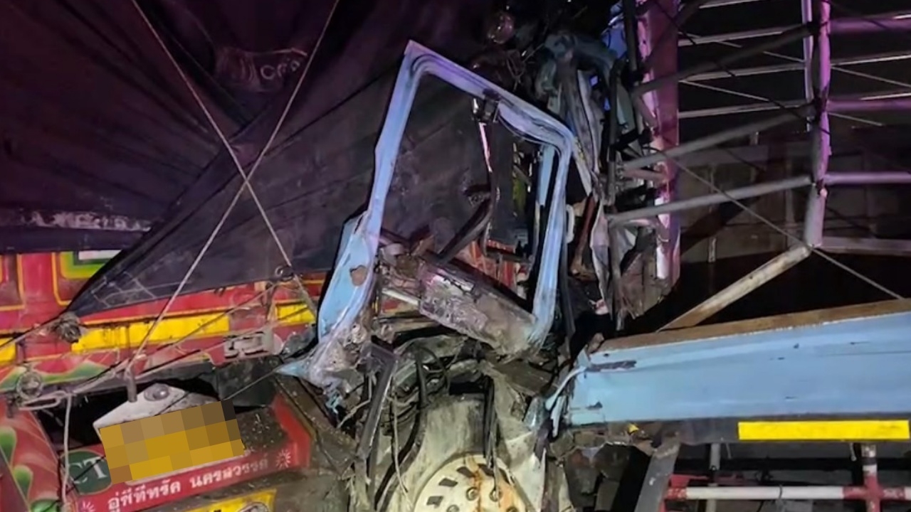 อุบัติเหตุสลด รถบรรทุก 4 พ่อแม่ลูก พุ่งชนท้ายรถพ่วงจอดข้างทาง "แม่-น้องชาย" ดับ