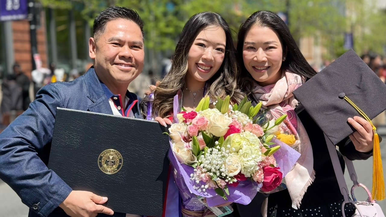 “วราวุธ” ควงภริยา บินร่วมยินดี “น้องเทมส์” บุตรสาวคนโต จบป.ตรีที่บอสตัน อเมริกา