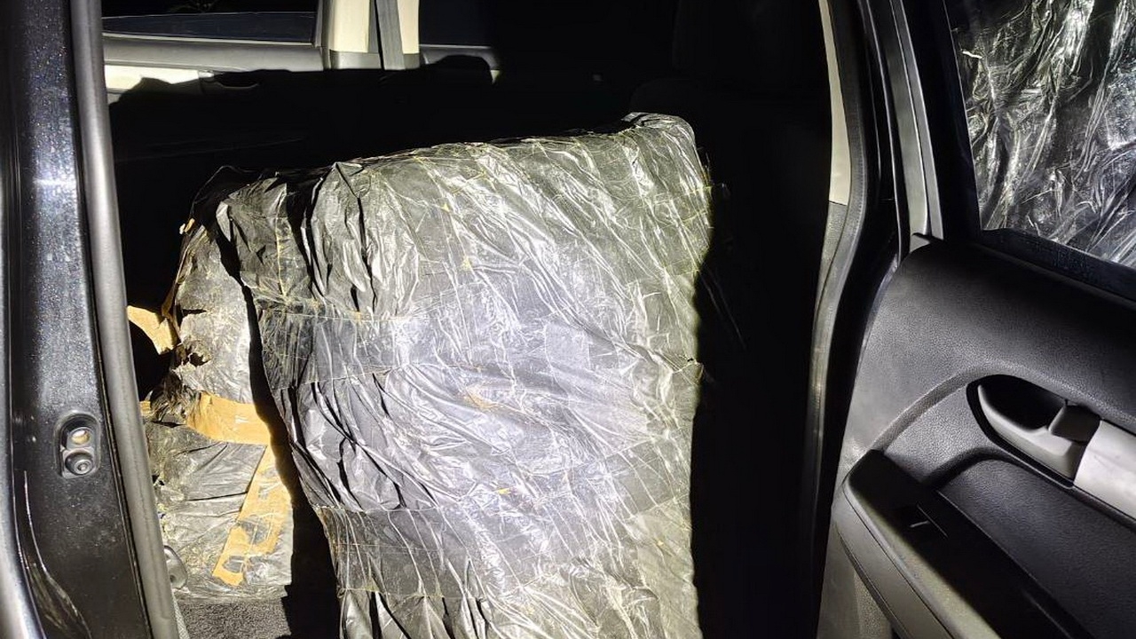 สกัดรถต้องสงสัย จับ 2 วัยรุ่น รับจ้างขนยาบ้า 5.5 ล้านเม็ด เตรียมส่งภาคกลาง