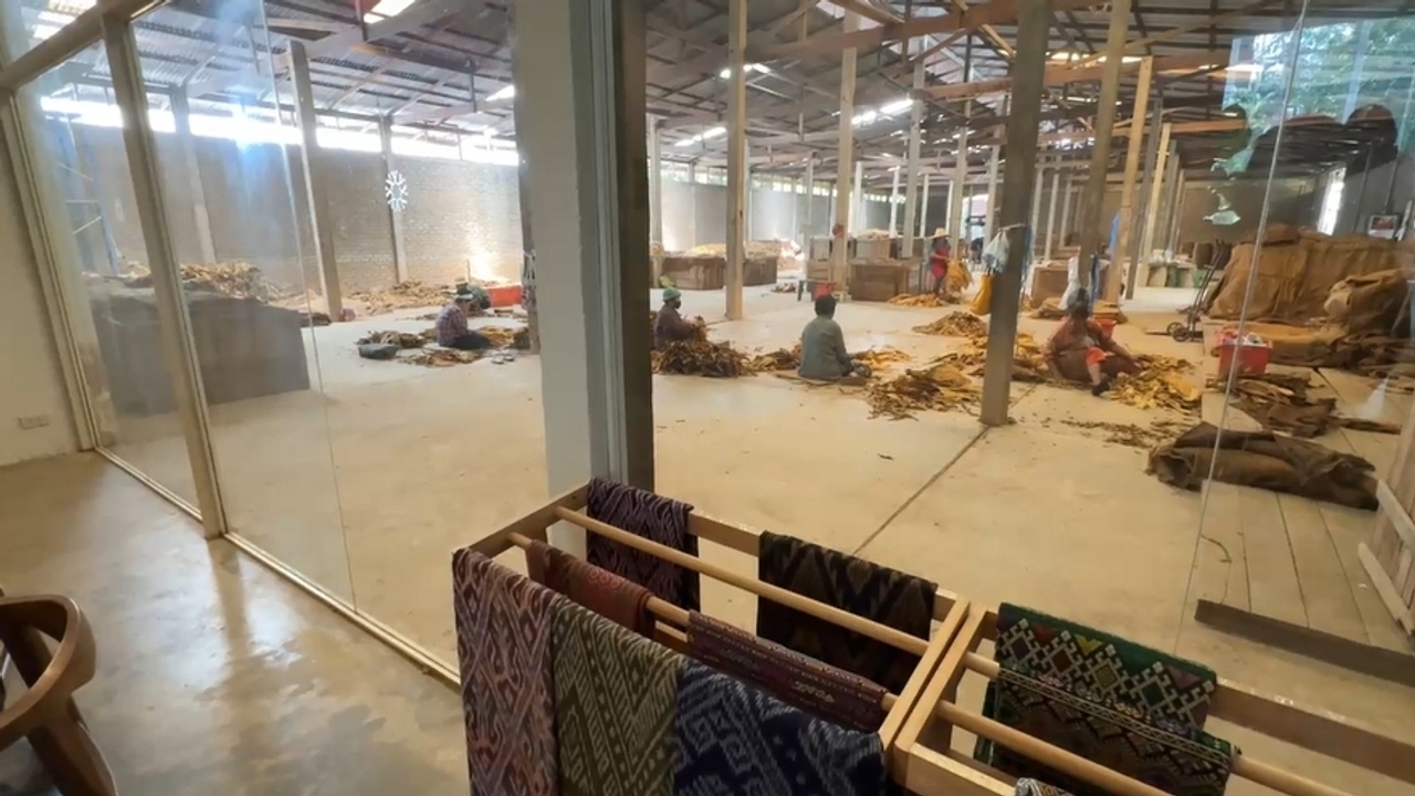 คาเฟ่แจงดราม่า ถ่ายทอดวิถีชีวิต "โรงงานคัดใบยาสูบ" ยันไม่ได้ทำเพื่อความบันเทิง