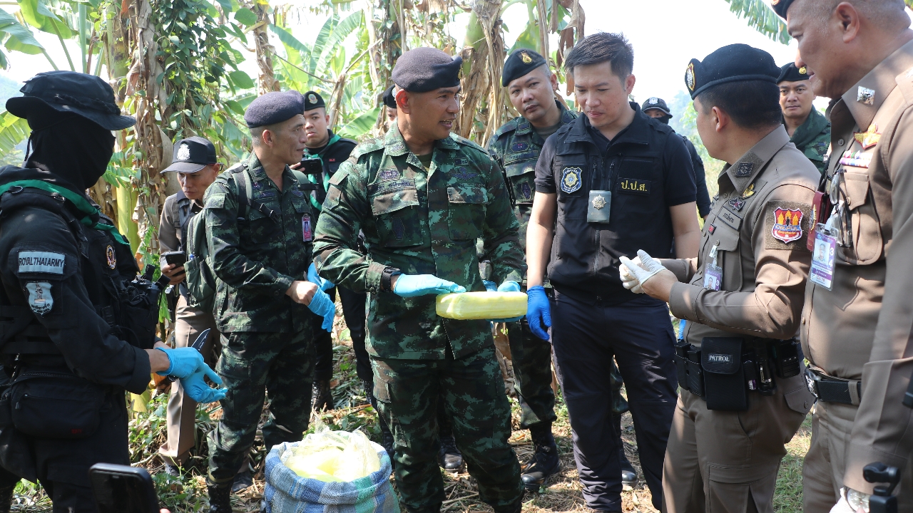 ทหารพรานไล่ล่าปิกอัพขนยาบ้า 2.5 ล้านเม็ดแหกด่านซุกป่ากล้วย ก่อนเผ่นหนี