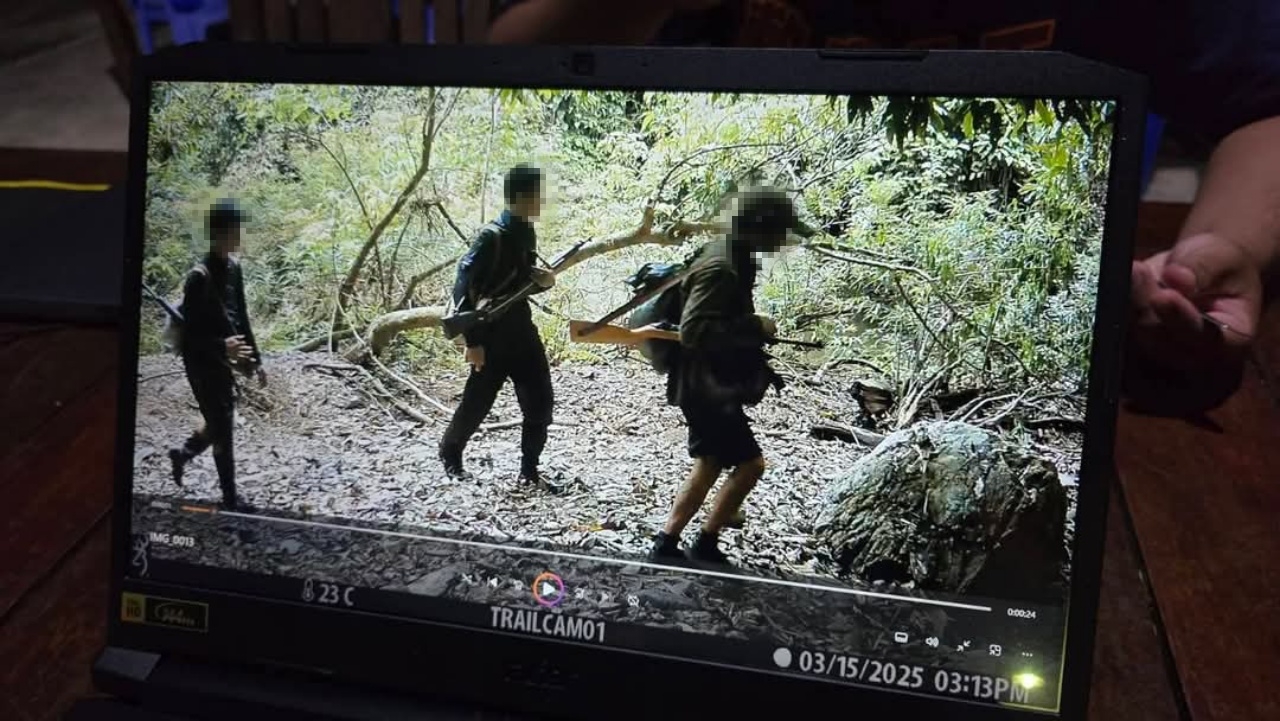 กล้องดักถ่าย พบ "ทหารรัฐมอญ" พกอาวุธสงคราม โผล่ในป่าแก่งกระจาน