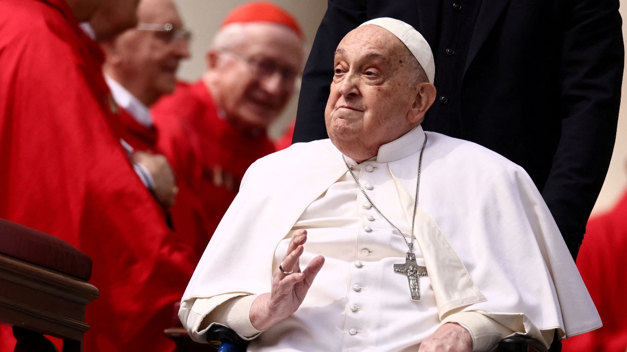 เปิดประวัติ พระสันตะปาปาฟรานซิส และรู้จักตราประจำพระองค์