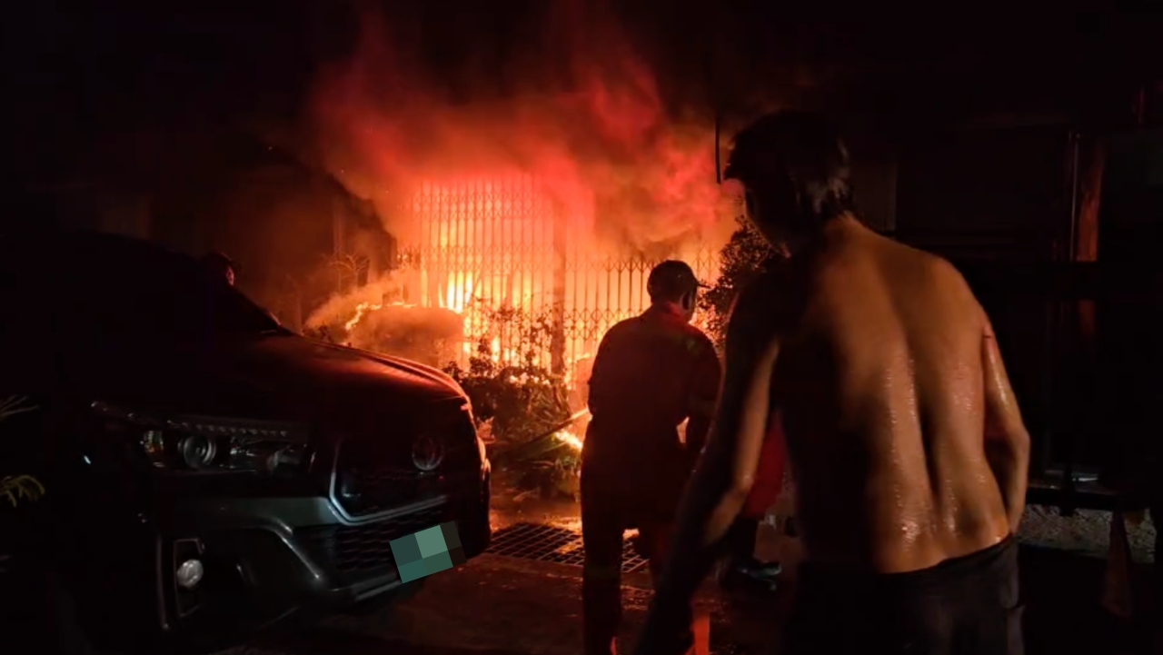 ไฟไหม้บ้านกลางดึก พ่อแม่ลูก 4 ชีวิต กระโดดจากชั้น 2 หนีตาย