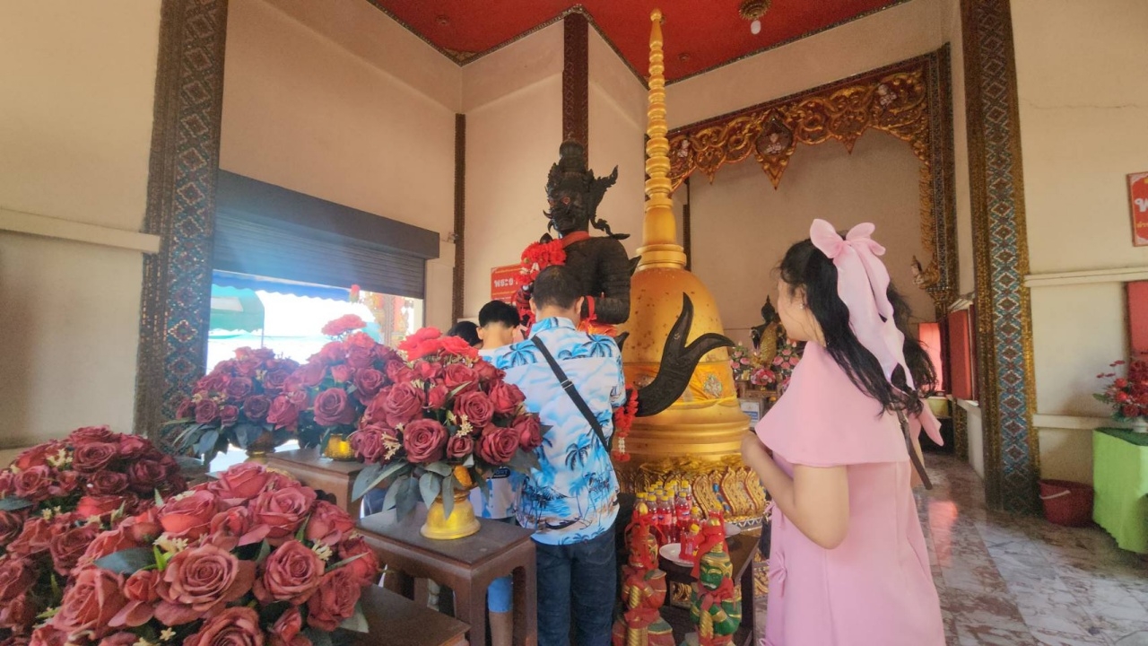 แม่พาลูกขอพร "หลวงพ่อสมหวัง" ไม่ลืมแวะขอโชค "ท้าวเวสสุวรรณ" ได้เลขเด็ดลุ้นรวย