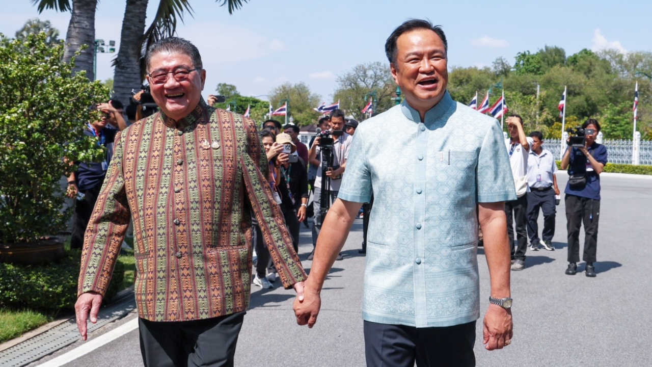 “ภูมิธรรม-อนุทิน” โชว์หวาน จูงมือลงตึกไทยคู่ฟ้า สยบข่าวปรับ ครม. ลั่นจับมือชั่วนิรันดร์