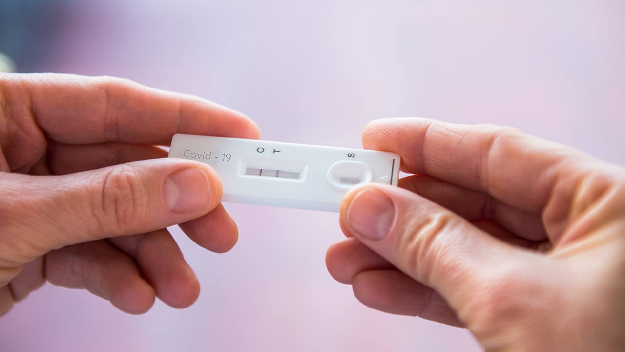 ผวา "โควิด-19" พุ่ง สถิติ 4-8 พ.ค. ติดเชื้อทะลุกว่า 6 พันราย วัยทํางานอื้อ กทม.มากสุด