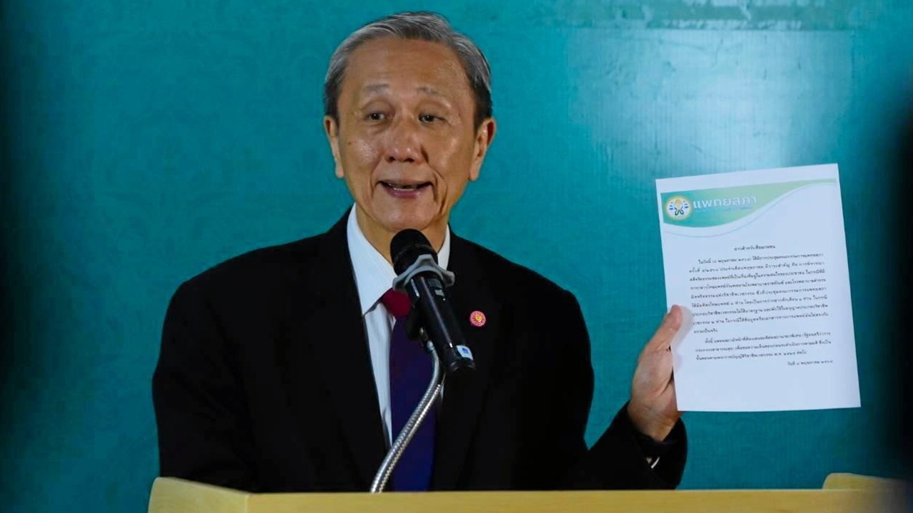 แพทยสภาฟัน 3 หมอ ให้ข้อมูลเท็จอาการ "ทักษิณ" ไม่มีหลักฐานชี้ภาวะวิกฤติ ศาลยกคําขอบินไปกาตาร์