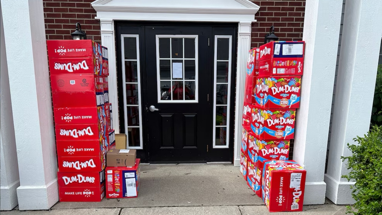 เด็กชาย 8 ขวบ ใช้มือถือแม่สั่งอมยิ้มกว่า 138,000 บาท