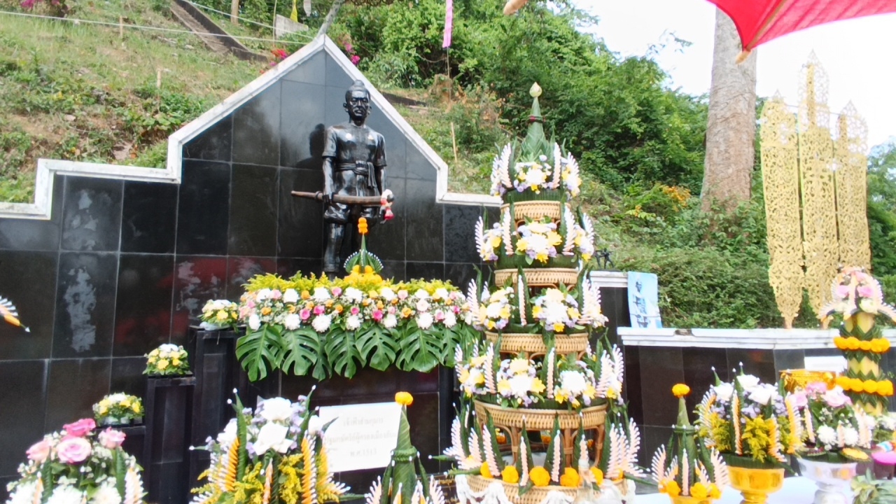 ชาวลับแลพร้อมใจ ร่วมประเพณี "แห่น้ำขึ้นโฮง" ไม่พลาดส่องเลขธูปเสี่ยงทาย ลุ้นโชค