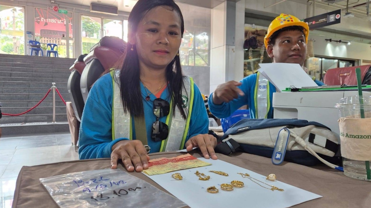 เจอแล้ว กระเป๋าใส่ทอง สาวเมียนมาเฝ้าตามหา ลืมไว้ในตึก สตง. วันแผ่นดินไหว