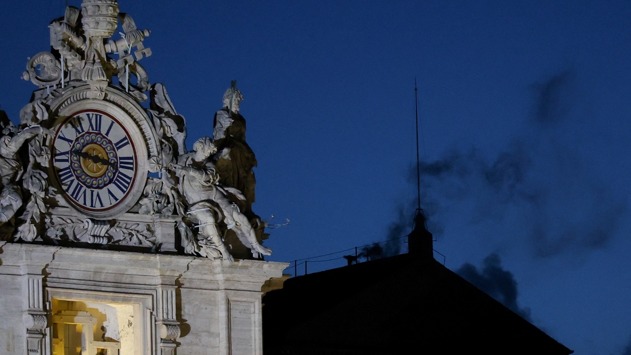 ประชุมคอนเคลฟวันแรกได้ควันสีดำ ยังไม่มีพระสันตะปาปาองค์ใหม่