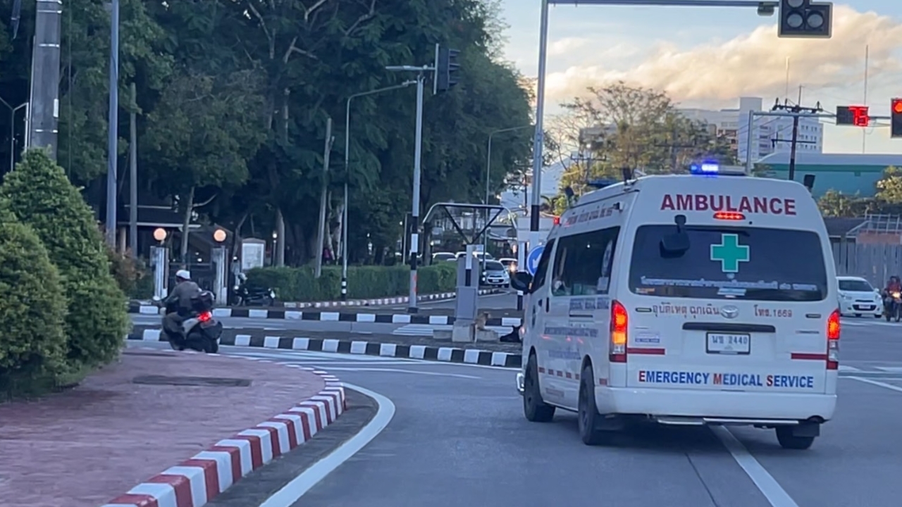 ระทึก ด.ต.คว้ามีดปาดคอหนีผิด ขณะถูกบุกจับกุม หลังจี้ชิงทองแม่ค้าไส้กรอก