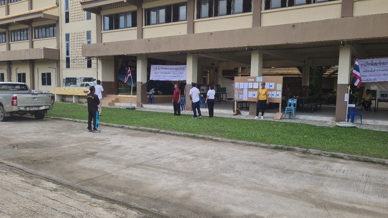 เลือกตั้งเทศบาล 2568 ฉุนตำรวจห้ามถ่ายรูปในหน่วยเลือกตั้ง รุมกระทืบก่อนหลบหนี