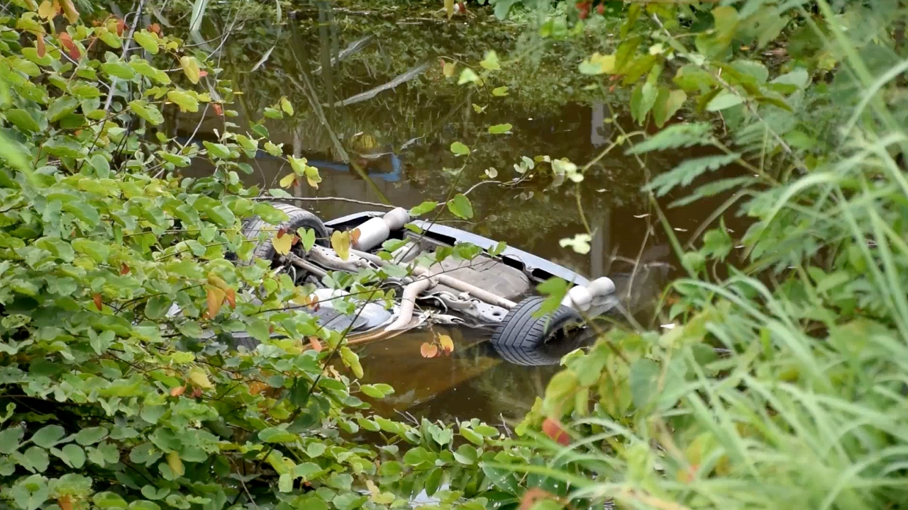 สลด หนุ่มวัย 33 ขับเก๋งทะเบียนสวย หอบเงินสดกว่า 3 แสนพุ่งตกสระน้ำดับ