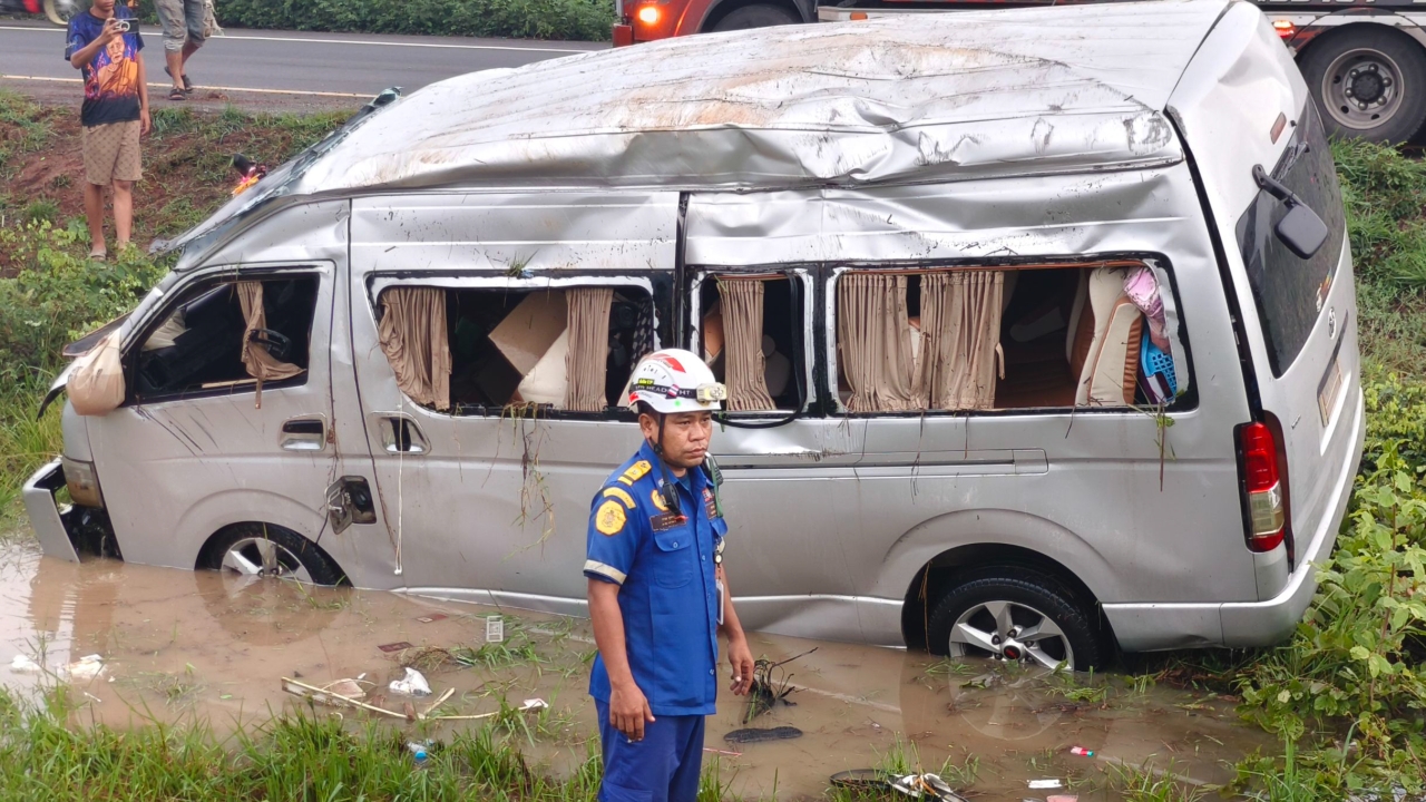 10 ชีวิตระทึก เหมารถตู้กลับไปเลือกตั้งเทศบาล เกิดเสียหลักตกร่องกลางถนน