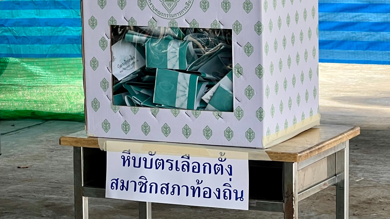 ผ่านครึ่งวัน "เลือกตั้งเทศบาล" ชาวปทุมฯ ทยอยใช้สิทธิทั้ง 29 เทศบาล ก่อนลุ้นผล 5 โมงเย็น  