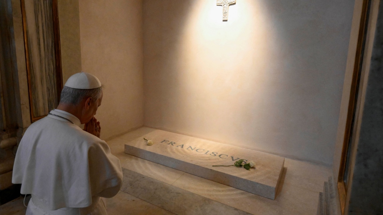 สมเด็จพระสันตะปาปาเลโอ เสด็จเยือนสุสานฝังพระศพโป๊ปฟรานซิส